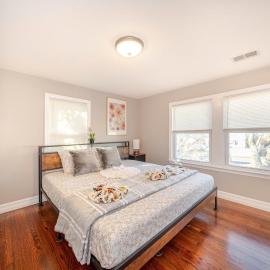 Sparkling 2BR Quincy Apt near Wollaston Beach - Free Parking, Balcony, TV, Pet Friendly 74R, hotell sihtkohas Quincy