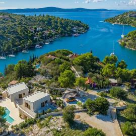 Villa Pine Haven - Heated Pool, Sea Views & BBQ Terrace I Brač, hótel í Bobovišća