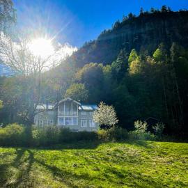 Charming Farm From 1600S In Stunning Surroundings, hotel u gradu 'Treungen'