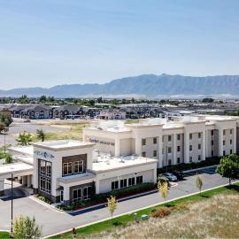 Comfort Inn & Suites Logan Near University, хотел в Лоуган