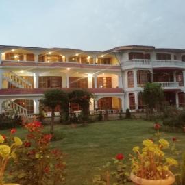 Hotel Akbar At Dal Lake Ghat Number 1, hotell i Srinagar