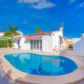 Sunbathing with private swimming pool