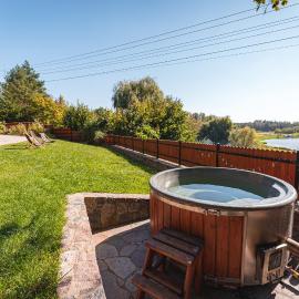 Bug Na Skarpie - Domek Wypoczynkowy z Jacuzzi i Kominkiem, hotel em Drohiczyn