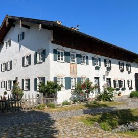 Historic and unique Farm House from 1604, hotel in Fuchstal