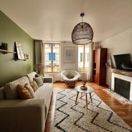 "Le Noeud vert" Appartement sur le thème de Nevers, 65 m2 en coeur de ville, parking à 200M avec accès inclus à salle de sport de 2000m2, Sauna & Hammam, khách sạn ở Nevers