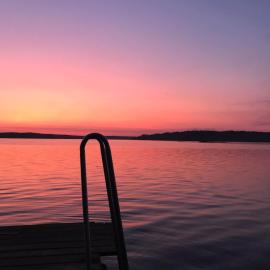 Solbackens guesthouse with sauna by the lake，Hammarö的飯店