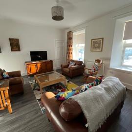 Centrally located 2 bed modern flat with harbour views