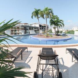 Spacious Condo 200m from Beach & 5th Ave