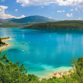 Lac et commerces à pieds, hotel in Les Salles-sur-Verdon