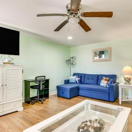 Walk to Shore: Atlantic Beach Condo w/ Pool Access, хотел в Атлантик Бийч