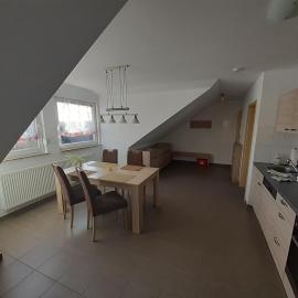 Fewo Steinhohle, DG 45qm, 1 Schlafzimmer & 1 Wohn-Esszimmer mit Bett