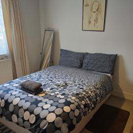 Antonio's large double bedroom, hotel in Thornton Heath