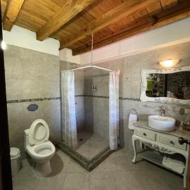 Hermosa cabaña en el lago, hotel a Ajambaran