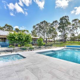 Whispering Gums, hotel a Branxton