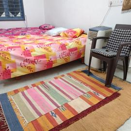 Chintamani Siddhi Chakra - Only Family Rooms on Monthly Basis, ξενοδοχείο στο Αχμενταμπάντ