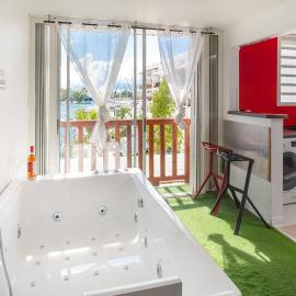 EBT House, appartement, jacuzzi vue mer, 10 min aéroport et port, hotelli kohteessa Pointe-à-Pitre