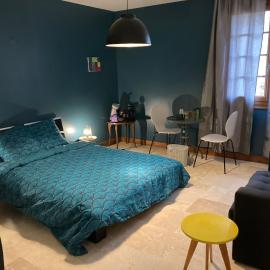 Chambre dans anciennes écuries، فندق في Séreilhac