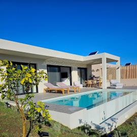 Villa Chara 2 bedrooms, private pool sea & mountain view, pets welcomed, hotel a Pogoniá