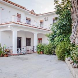 The Great Garden with pool, parking & wifi