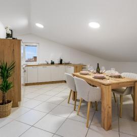 Apartment Mandi By DIMBIKES, hotel in Ajdovščina