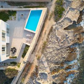 Luxury seafront villa Familija Splitska with pool on Brač, Hotel in Splitska