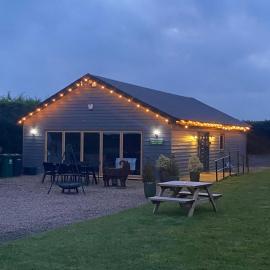 King Richard's Luxury Lodge - Sleeps up to 8, Hot Tub Hire,Near Sherwood Forest at Fairview Farm in Nottingham and great for Wedding Groups,Brides and Bridesmaids ,Hen Do,Family Gatherings & Corporate events,Large Garden,Dog Friendly,Great Views, viešbutis Notingame