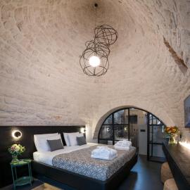 Trullo delle Sfere- Luxury trullo with Jacuzzi and parking, Hotel in Alberobello