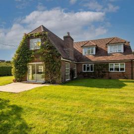 Secluded rural retreat close to beach - sleeps 12, hotel a Earnley