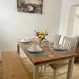 Cozy two bedroom home with historic significance, hotel in Saint Neots