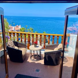 아발론에 위치한 호텔 Waterfront villa - pool, hot tub & beach access