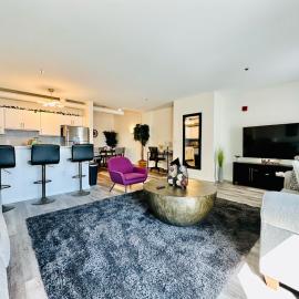 Downtown 2BR Penthouse Suite with Balcony and Direct Skybridge Access, hotel i Indianapolis