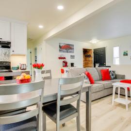 2 Mi to Lake Michigan: Family-Friendly Home, hotelli kohteessa Manitowoc