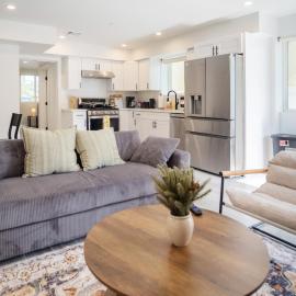 Cozy LA Retreat Near USC Steps to Koreatown & Downtown, hotel in Los Angeles