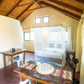 Tree House Cottage, Garden Views, Hot Water, hotel in Praia do Tofo