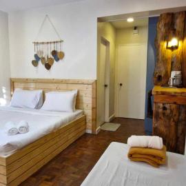 Viesnīca JCGA Apartments' Rustic Chic Cabins-Near Botanical Garden and SM Baguio pilsētā Bagio