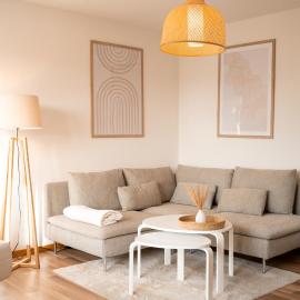C4S COME4STAY Altötting - 3-Zi Whg I Zentrale Lage I Parkplatz I Balkon I WIFI I SmartTV I 1 Kingsize, 1 Queensize Bett I Office Arbeitsplatz I Wohnbereich mit Couch und Essbereich I voll ausgestattete Küche I Nespresso, hotel sa Altötting