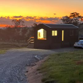 Self-contained tiny home on acreage - 16 Belleview Dr, Hotel in Murrumbateman