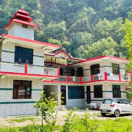 Mountain River Homestay, hotel a Sainj