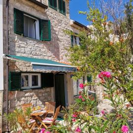 Stone House on the Waterfront in Jezera, Murter Island, hotel in Jezera