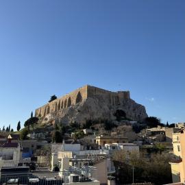 Cozy Apartment with Acropolis View Rooftop Access、アテネのホテル