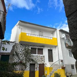 Casa Amarela - Aldeias - Serra da Estrela, hotel i Gouveia