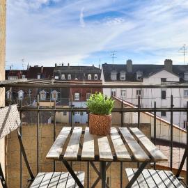 Lovely quiet 2 rooms close to center with balcony