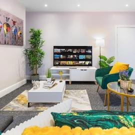 Long stay 2-Bed Flat with a King Bed in London-Save on Long Stays-5 Separate Beds- sleeps 6-Parking Available!