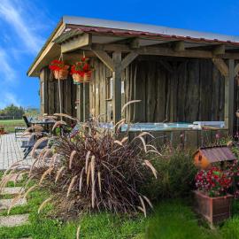 Romantic Jacuzzi Hideaway near Hévíz, hotel a Rezi