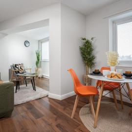 Cozy Waterfront Apartment - Free Parking & Wi-Fi