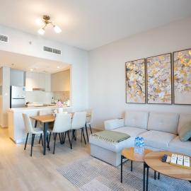 Ferrari World & SeaWorld - Luxe 2BHK Canal View, Hotel in Yas Island