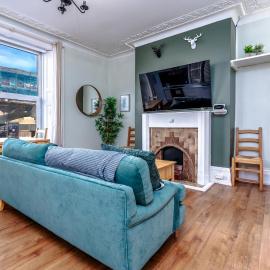 Stylish city view flat in mural quarter, hotel in Bristol