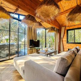 Evergreen 1BR Wood Cabin with Bassin & Terrace、Al Azifatのホテル