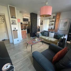 Bel appartement spacieux ,convivial de 3 chambres avec parking privé sécure、カーンのホテル
