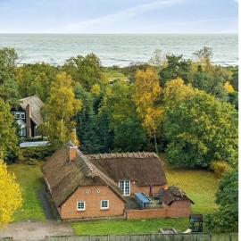 Lovely waterfront pool house 12 persons